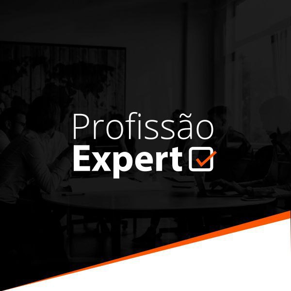 Estudante focado assistindo ao curso Profissão Expert em seu notebook com gráficos de agência digital ao redor